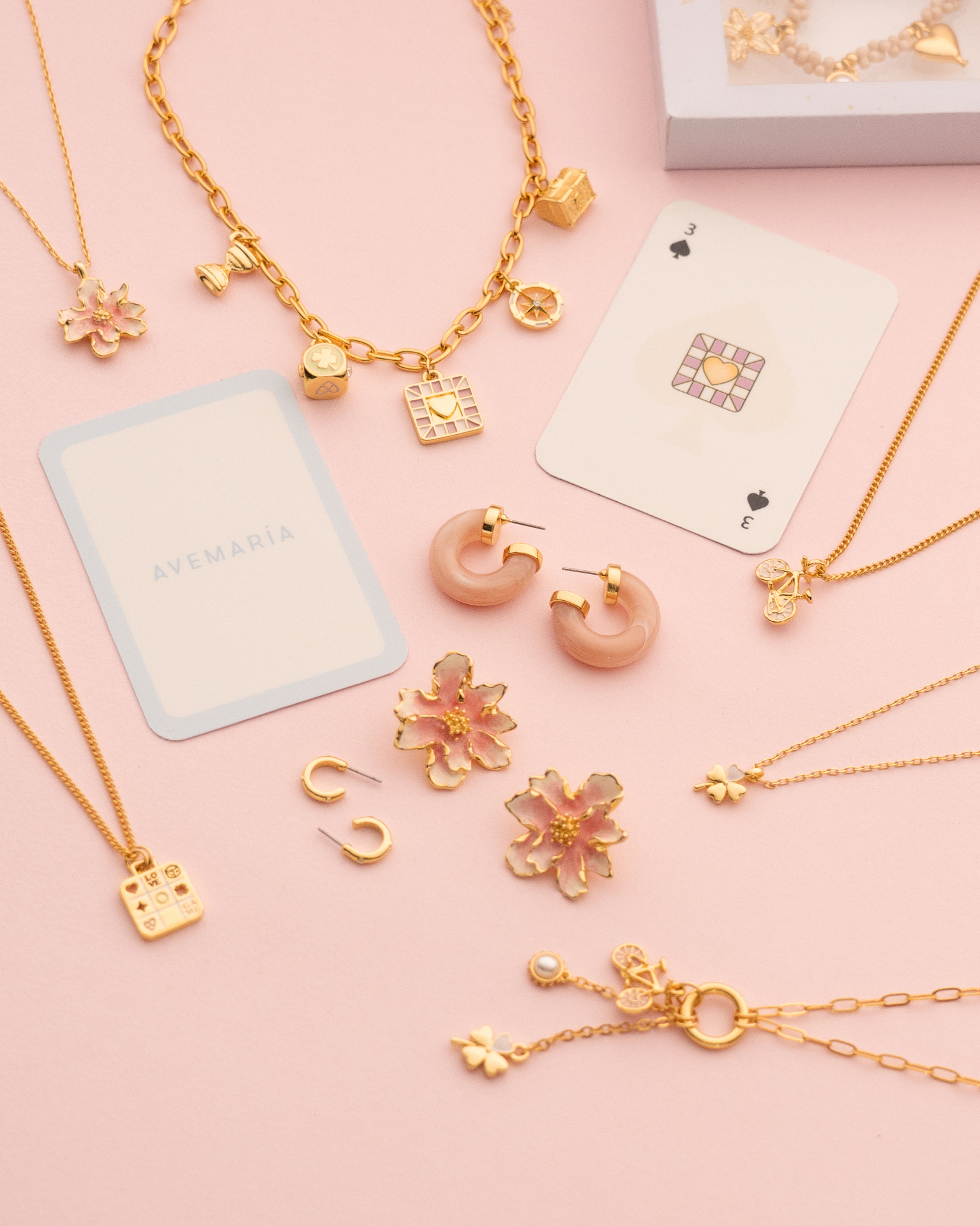 Detalle de collares, aretes y dijes AVEMARÍA